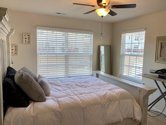 Building Photo - 130 Spring Pine Ln