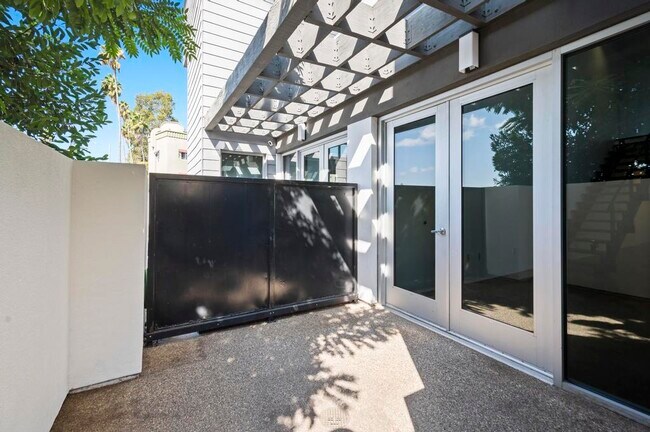 Building Photo - 4111 W Sunset Blvd