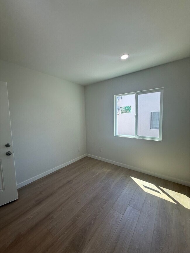 Building Photo - 244 1/2 E 97th St