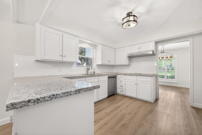 Building Photo - 10602 Longmont Dr
