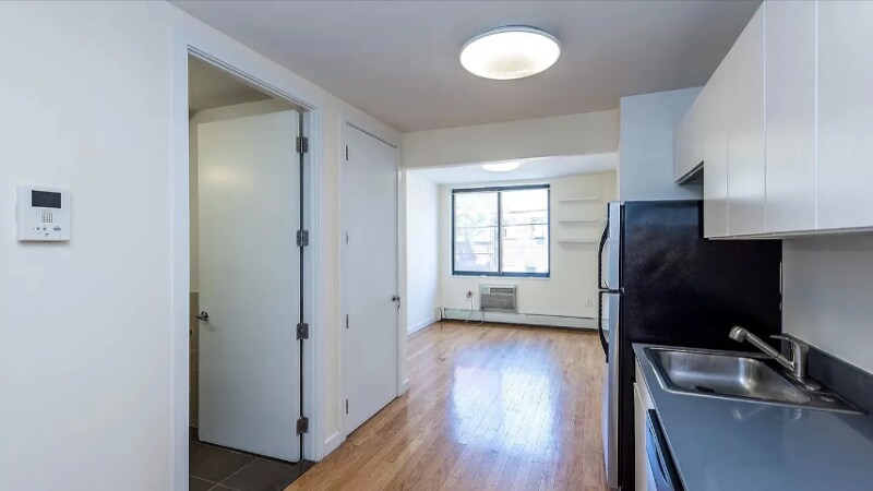 Building Photo - 924 Metropolitan Ave