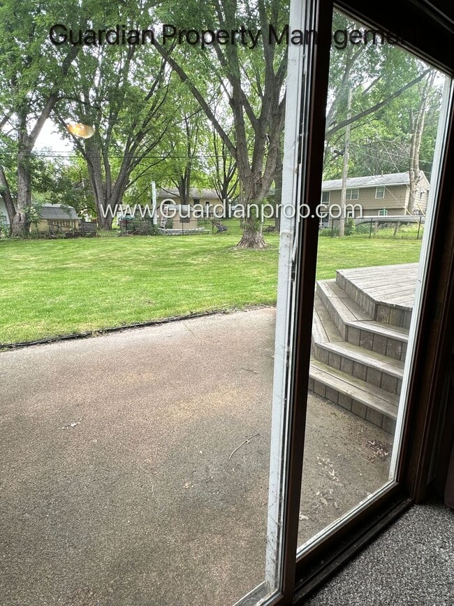 Building Photo - Crystal Single Family Home, Large Fenced Back Yard, 2 Car Garage, Dishwasher, Available Sept 1st