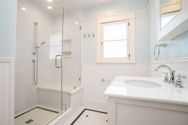 Building Photo - 5049 Mt Royal Dr