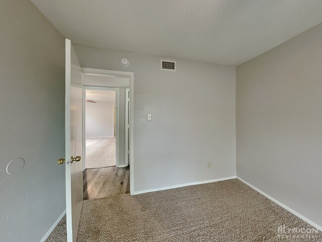 Building Photo - 1122 Oakbluff Dr