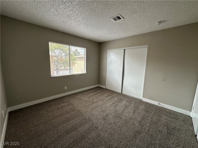 Building Photo - 4571 Carriage Park Dr