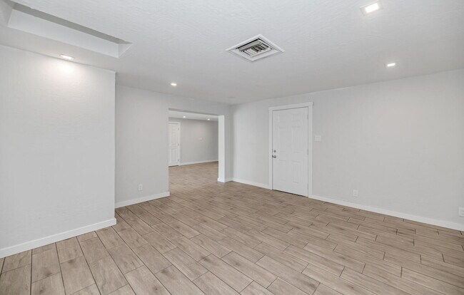 Building Photo - Fully Renovated 2 Bed / 2 Bath in Central ...
