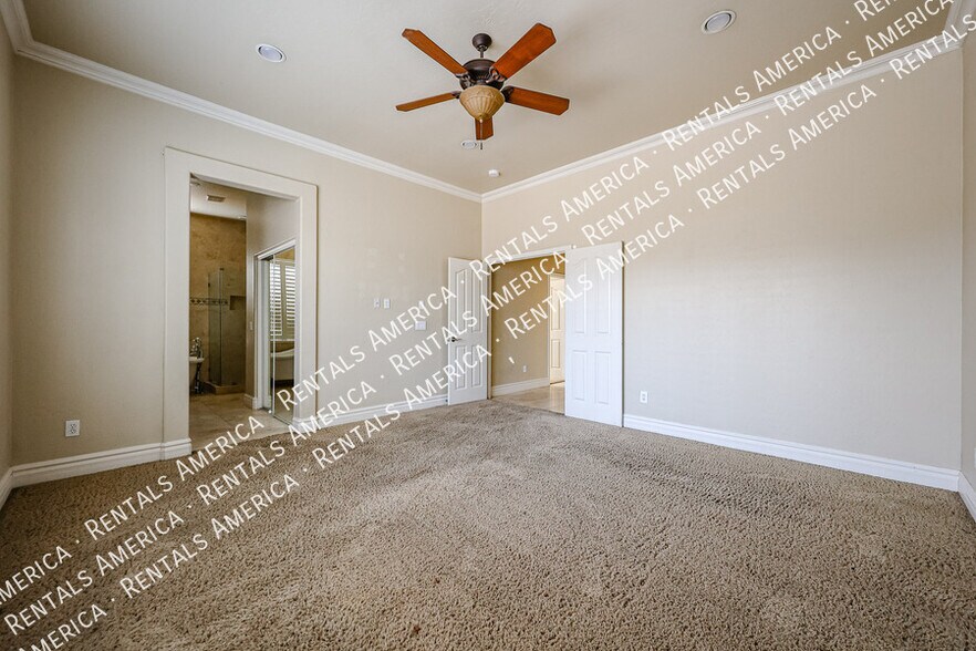 Building Photo - 2211 W Olive Way