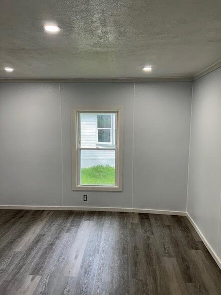 Building Photo - 18 Oak Dr