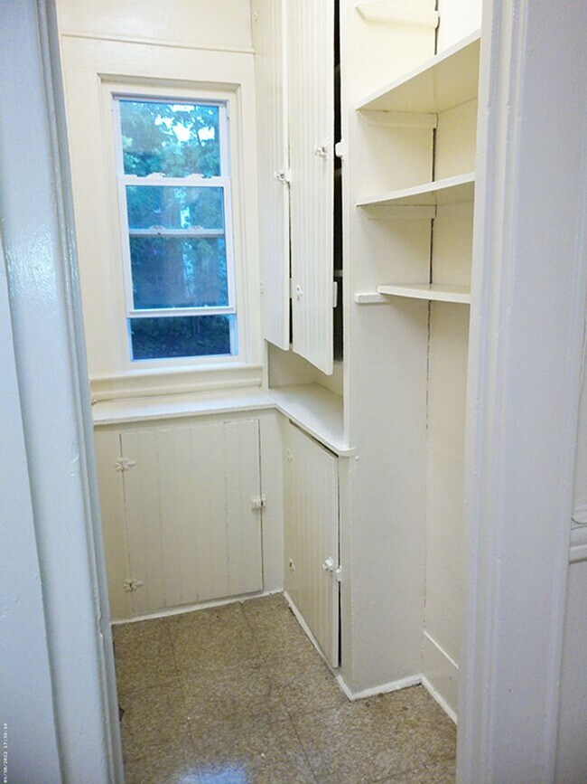 Building Photo - 4 Bedroom Duplex Close to Campus! - 6/1/26