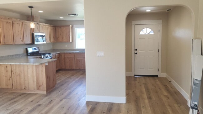 Building Photo - 3 bed 2 bath Single Family Home for Rent in Grants Pass