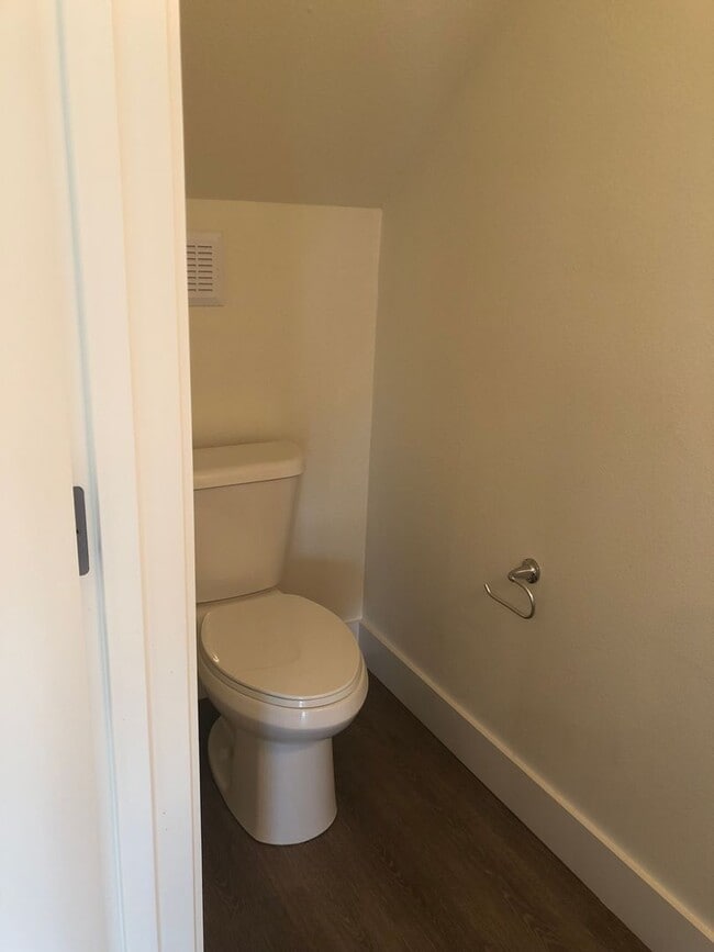 Building Photo - Newer 3 bedroom, 2.5 bath duplex in desirable neighborhood!