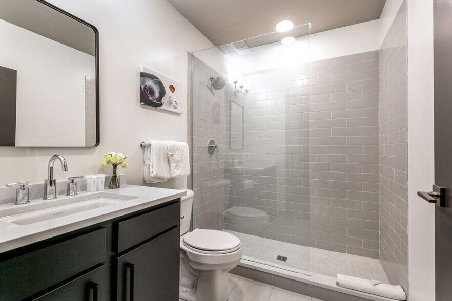 Building Photo - 611 Commerce St