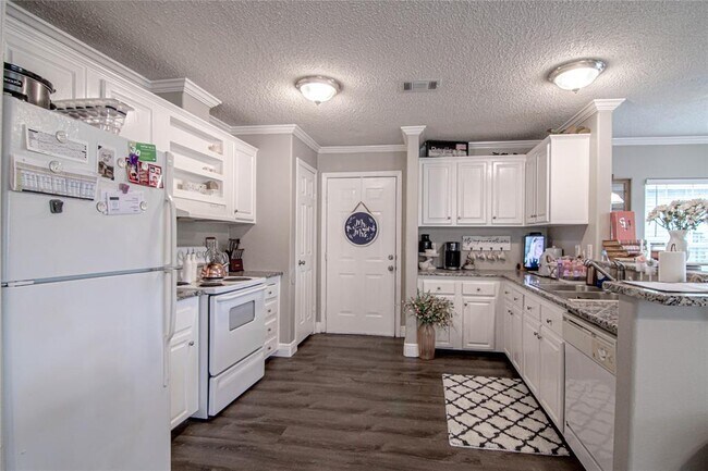 Building Photo - 113 Varsity Cir