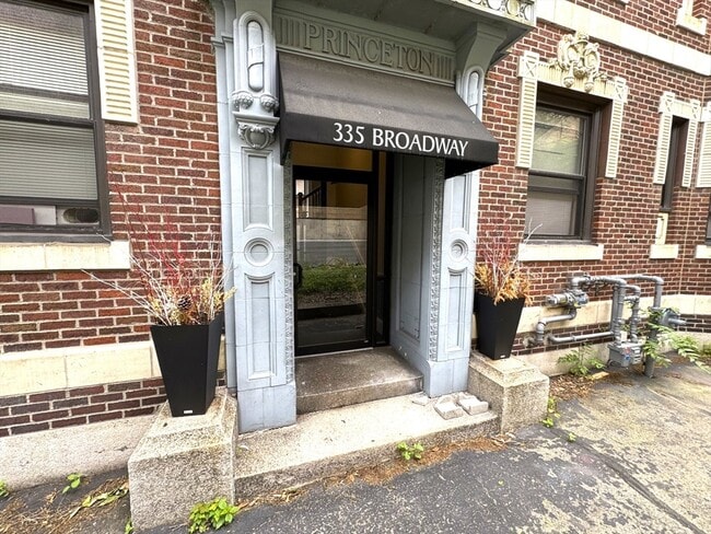 Primary Photo - 335 Broadway