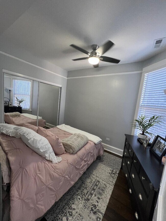 Building Photo - 3327 N Hamilton Ave