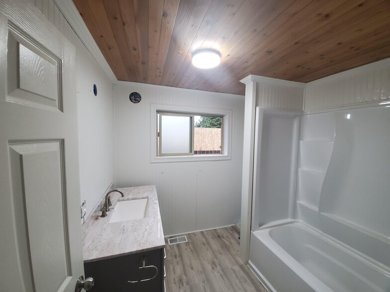 Downstairs Bathroom - 16427 Front Ave