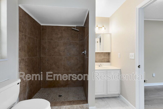 Building Photo - 10562 Bridlewood Ave