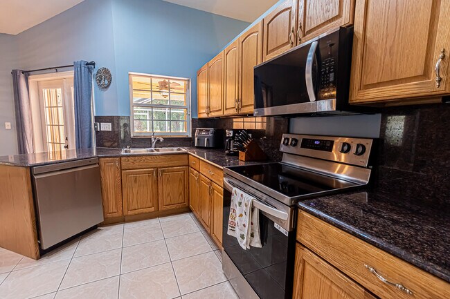 Building Photo - 1193 SW Live Oak Cove