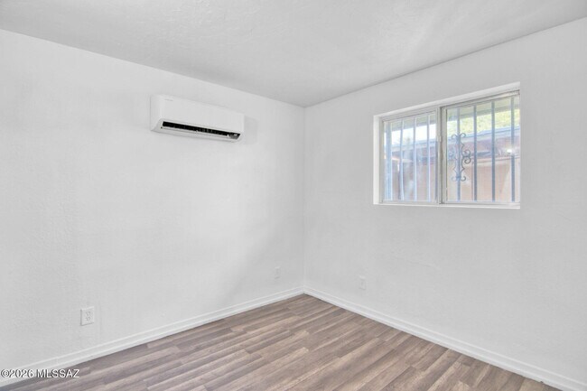 Building Photo - 5653 E 28th St