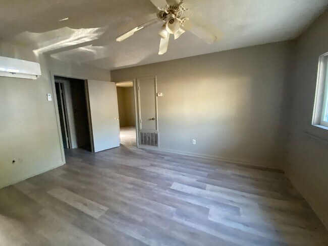 Building Photo - 908 Warner Ave