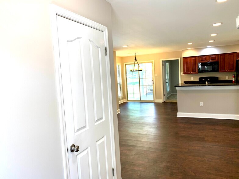 Building Photo - 1109 Foxmeadow Dr