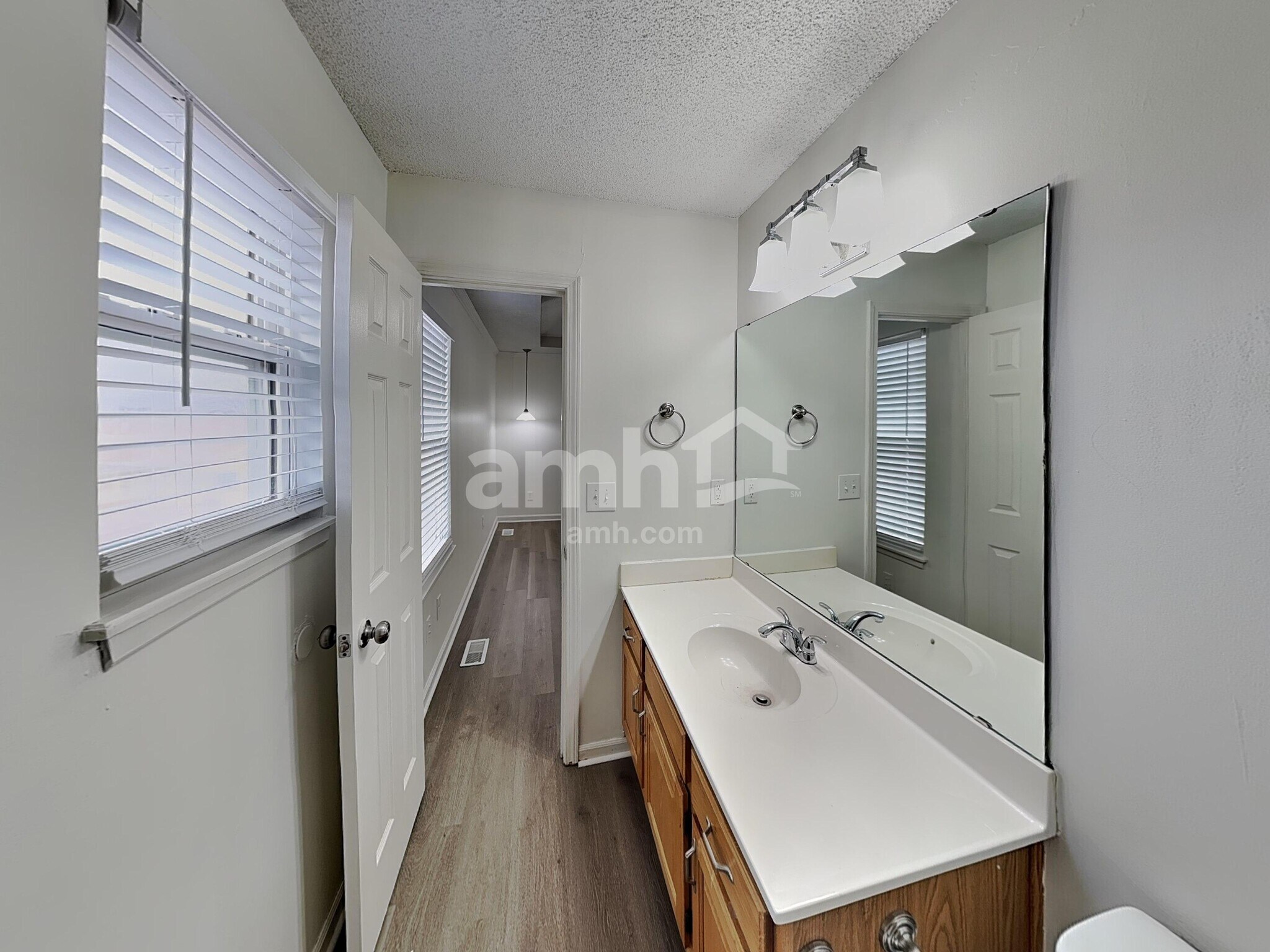 Building Photo - 11202 N Lewis Ave