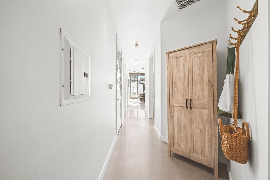 Building Photo - 1050 Island Ave