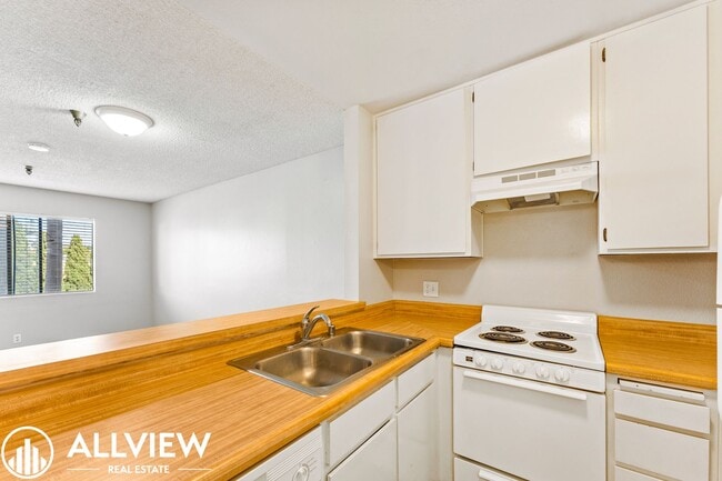 Building Photo - Coastal 1 Bed, 1 Bath Condo Available NOW ...