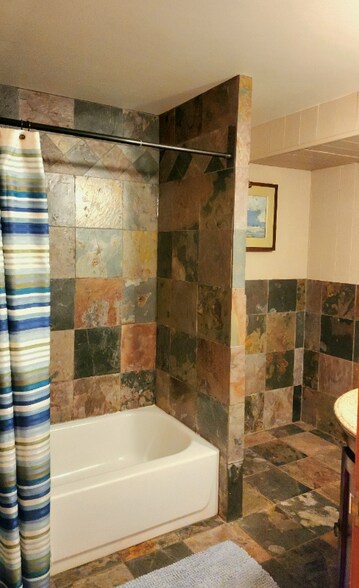 Building Photo - 1231 Chuckanut Dr