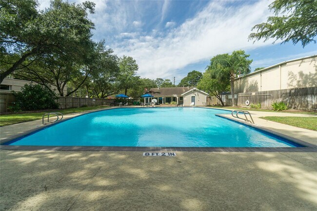 Building Photo - 726 Thistlewood Dr
