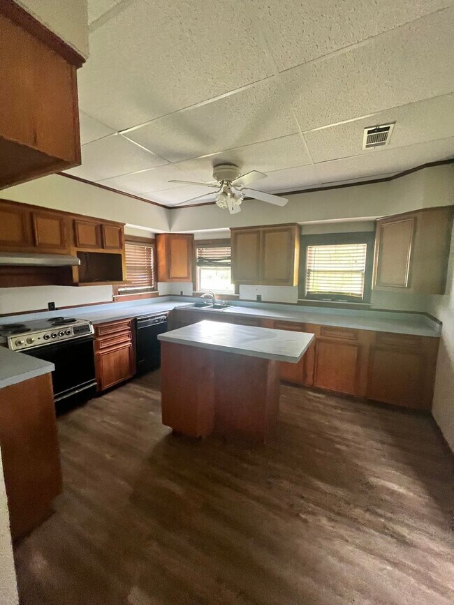 Building Photo - Beautiful 3/2 Farmhouse on Acreage