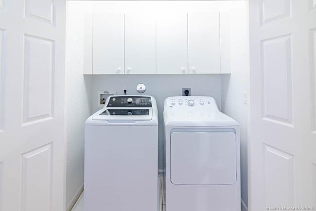 Building Photo - 356 SE Bloxham Way