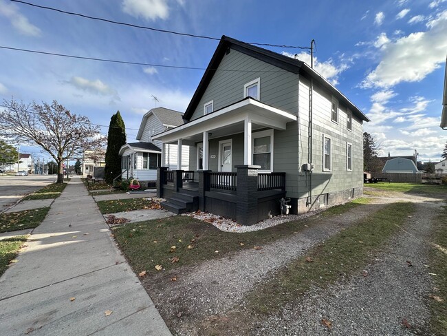 Building Photo - Gorgeous Renovated 5 Bedroom 1 Bath Single...