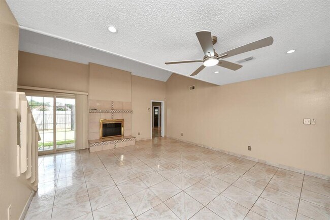 Building Photo - 2029 Highland Hills Dr