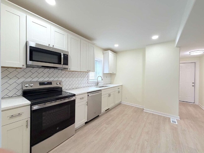 Building Photo - Fully Updated Apartment in KCMO