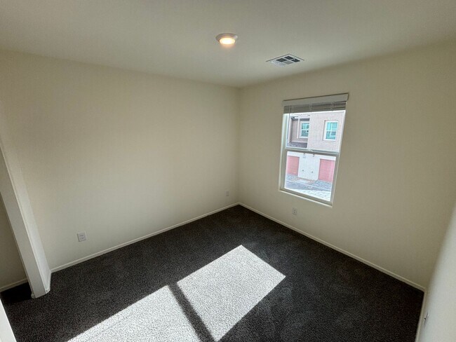 Building Photo - Charming 3Bed/2.5Bath/2Car Townhouse located in Northwest Las Vegas