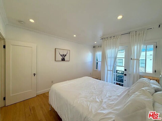 Building Photo - 837 5th St