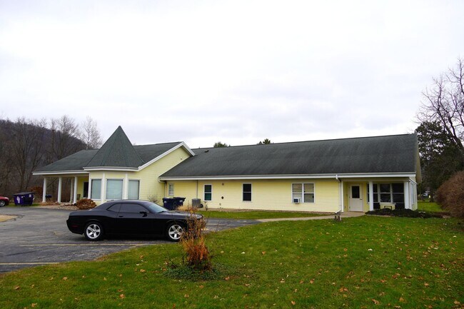 Building Photo - 1 Bedroom, 1 Bath Apartment- All utilities included