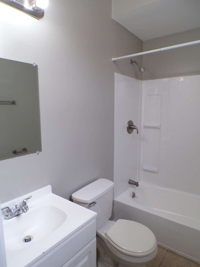 Building Photo - 2 bedroom, 1 bathroom house in Russell neighborhood