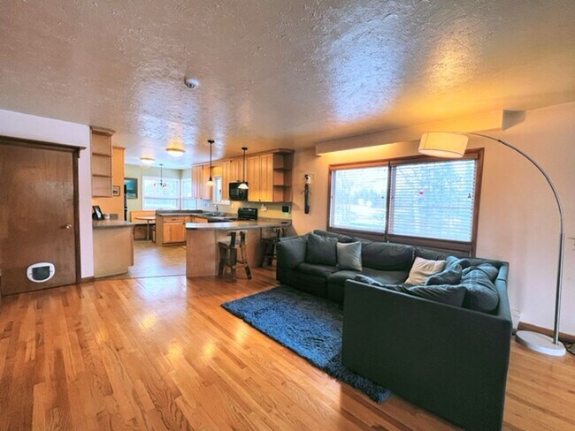 Building Photo - Spacious Midtown Two Bedroom with Utilitie...