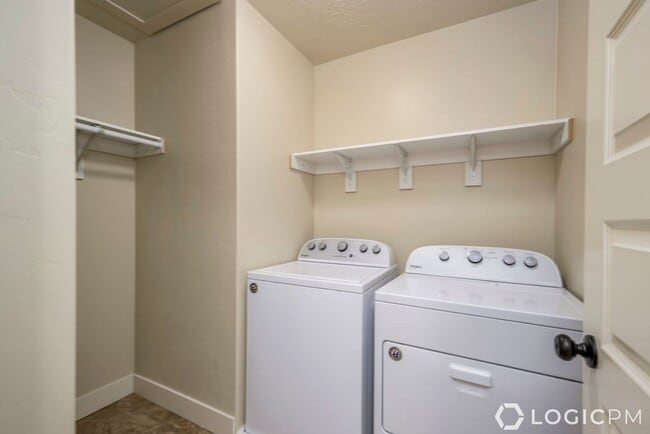 Building Photo - Stunning Single Family Home In Excellent L...