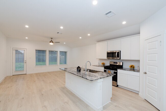 Building Photo - 1630 Fleetwood Xing