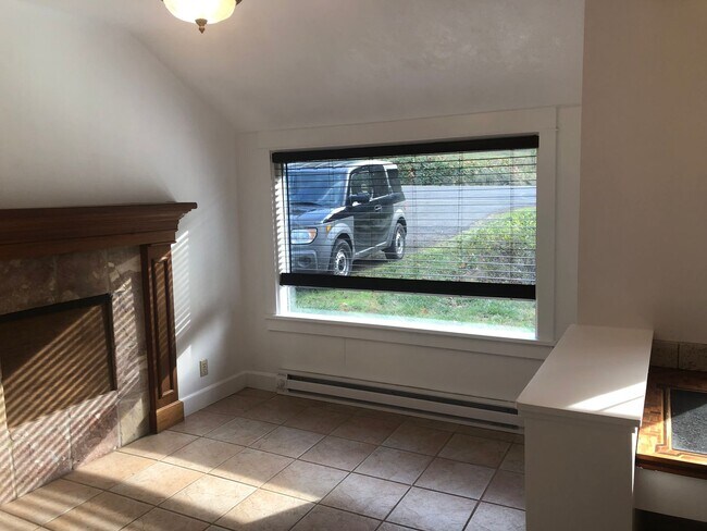 Building Photo - Cute 2 bedroom 1 bathroom farm house!