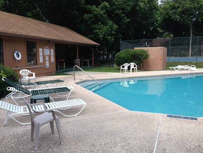 Building Photo - 3 Bedroom, 3 Bath Townhome in Rockwood Villas!