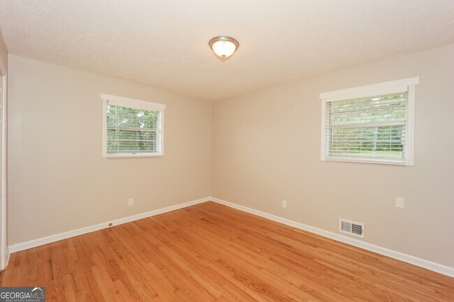 Building Photo - 600 Emerald Dr