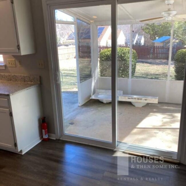 Building Photo - 5 Sandy Point Ct