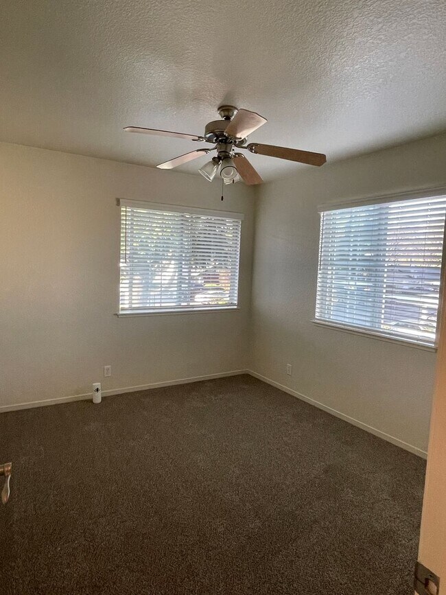 Building Photo - Chico 3 bed 2 bath Condo, Pool, Reserved Parking, upstair unit. newly refurbished