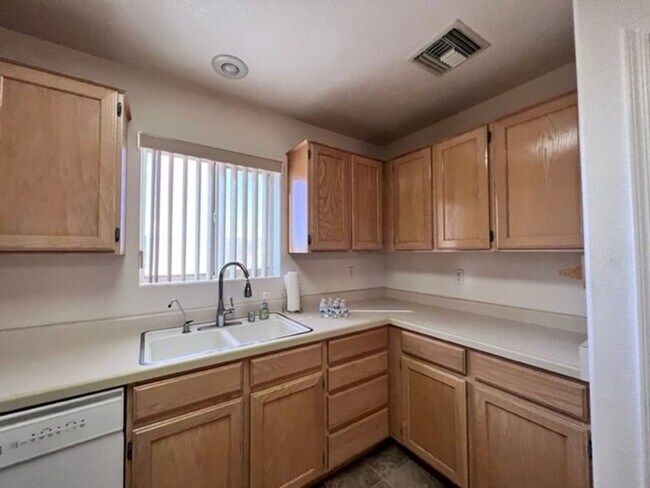 Building Photo - Silver Sands Community Home with fenced Yard 2BR plus bonus area