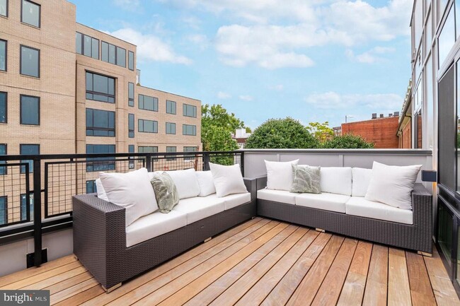 Building Photo - Dupont Circle Beauty with PARKING