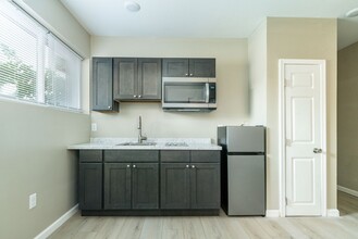 Building Photo - 104 S 51st St